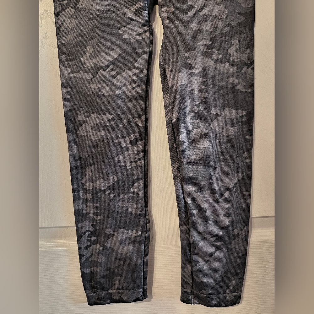 Spanx Cropped Camo Sz XL Leggings - Picture 6 of 9